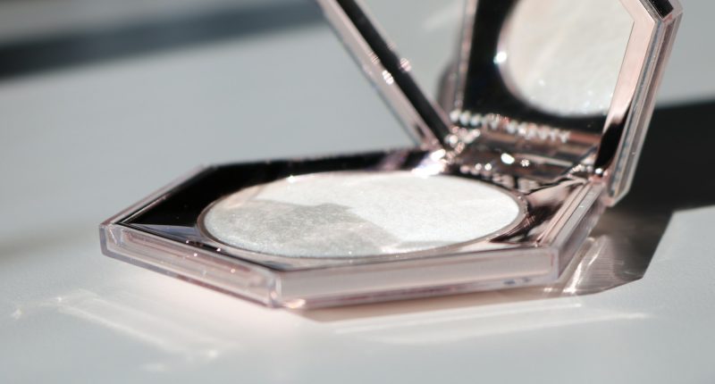 Açık duran altıgen kutulu Fenty Beauty aydınlatıcısı