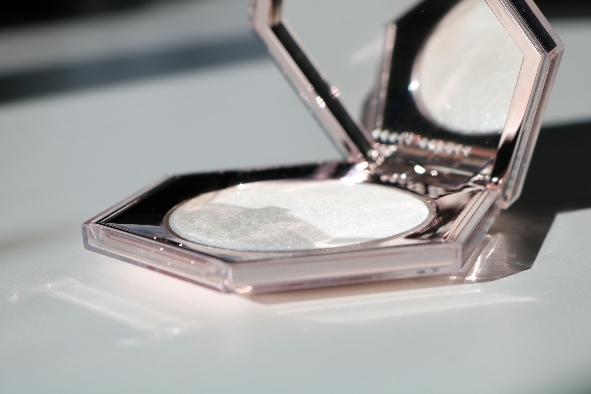 Açık duran altıgen kutulu Fenty Beauty aydınlatıcısı