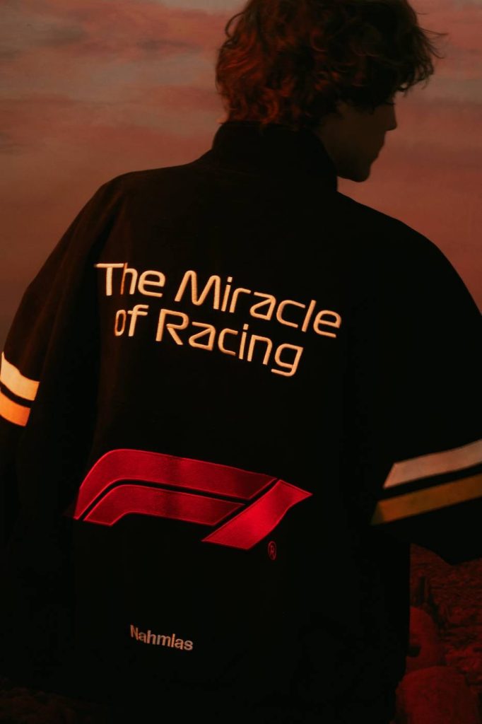 Formula 1 NAHMIAS siyah ceketin sırtındaki The Miracle of Racing yazısı