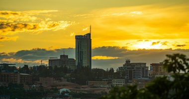 Formula 1 Ruanda haberi için gün batımında Kigali silueti
