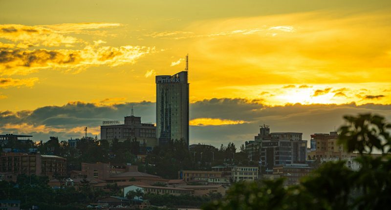 Formula 1 Ruanda haberi için gün batımında Kigali silueti