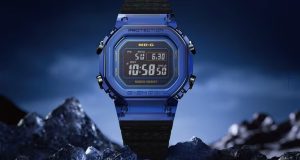 G-Shock MRG-D5000 Blue Sapphire karlı dağ manzarasında