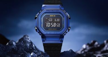 G-Shock MRG-D5000 Blue Sapphire karlı dağ manzarasında