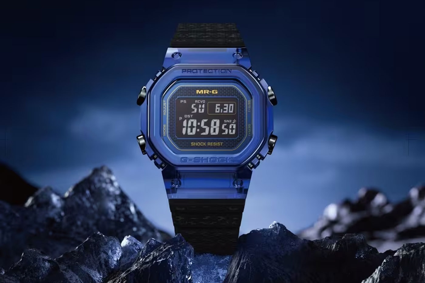 G-Shock MRG-D5000 Blue Sapphire karlı dağ manzarasında