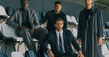 Giorgio Armani Juventus takımları giyen futbolcular tribünde