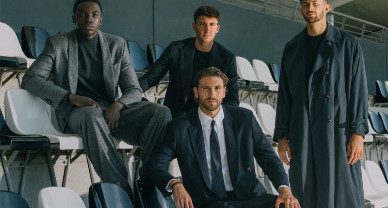 Giorgio Armani Juventus takımları giyen futbolcular tribünde