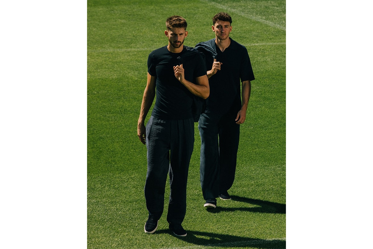Giorgio Armani Juventus kıyafetleriyle sahada yürüyen futbolcular