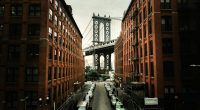 Girls dizisi için Brooklyn'de Manhattan Köprüsü manzaralı bir sokak