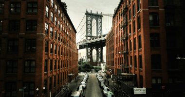 Girls dizisi için Brooklyn'de Manhattan Köprüsü manzaralı bir sokak