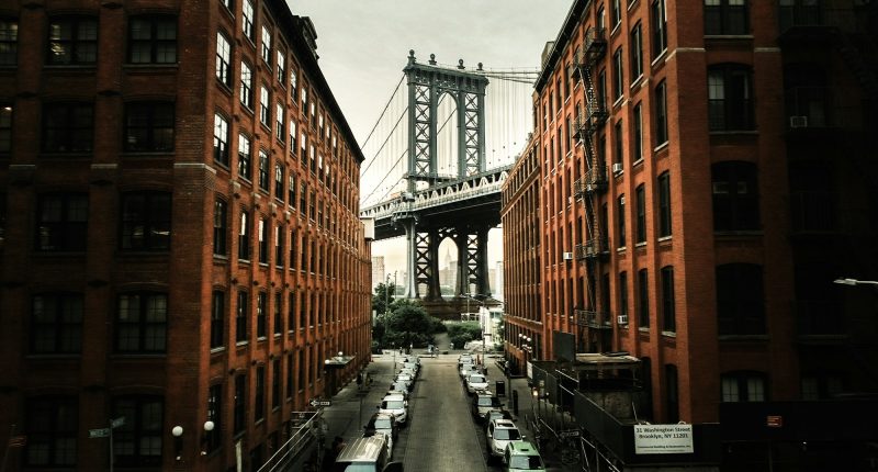 Girls dizisi için Brooklyn'de Manhattan Köprüsü manzaralı bir sokak