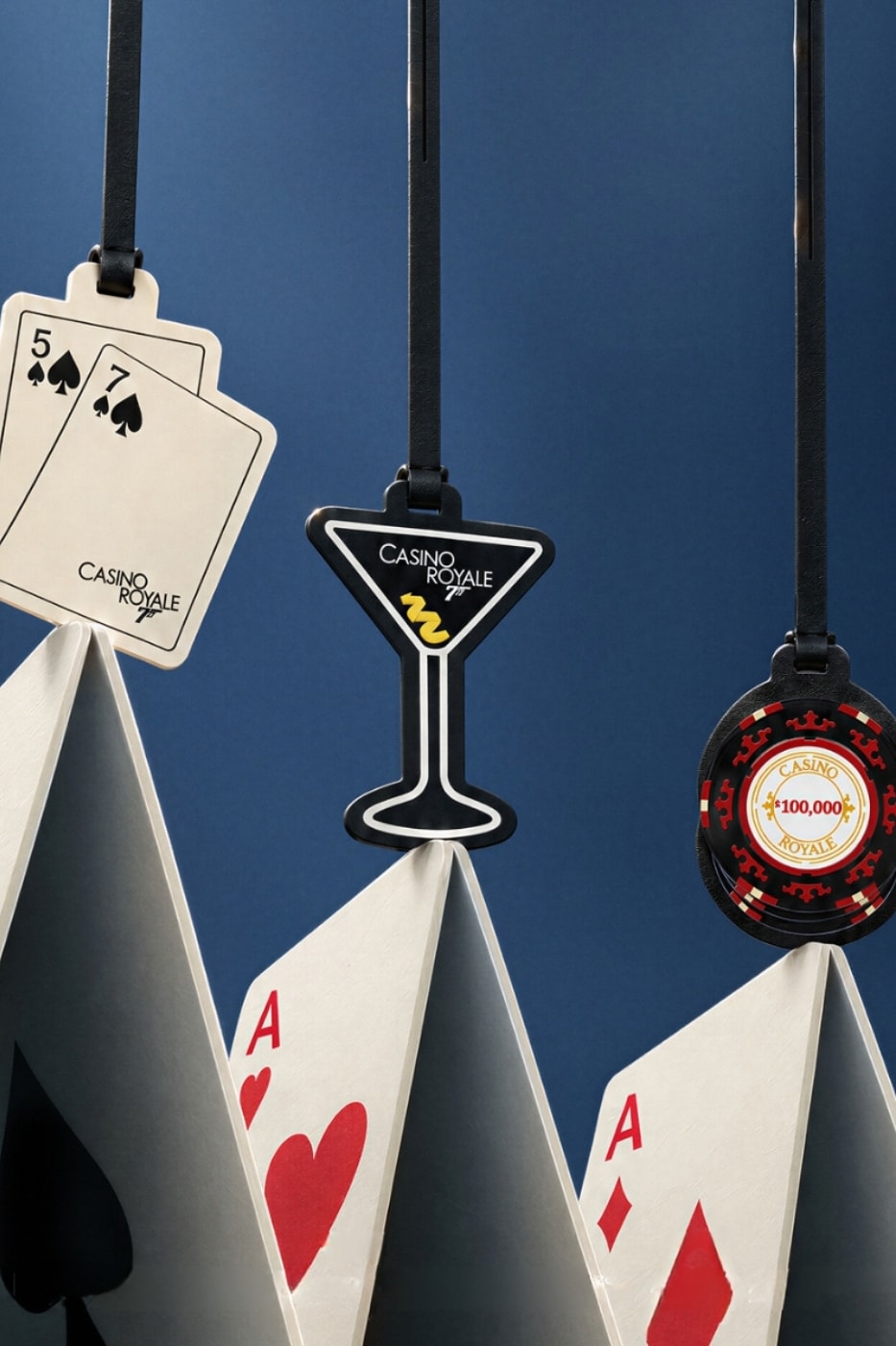 Kart, martini kadehi ve poker fişi formunda bagaj etiketleri