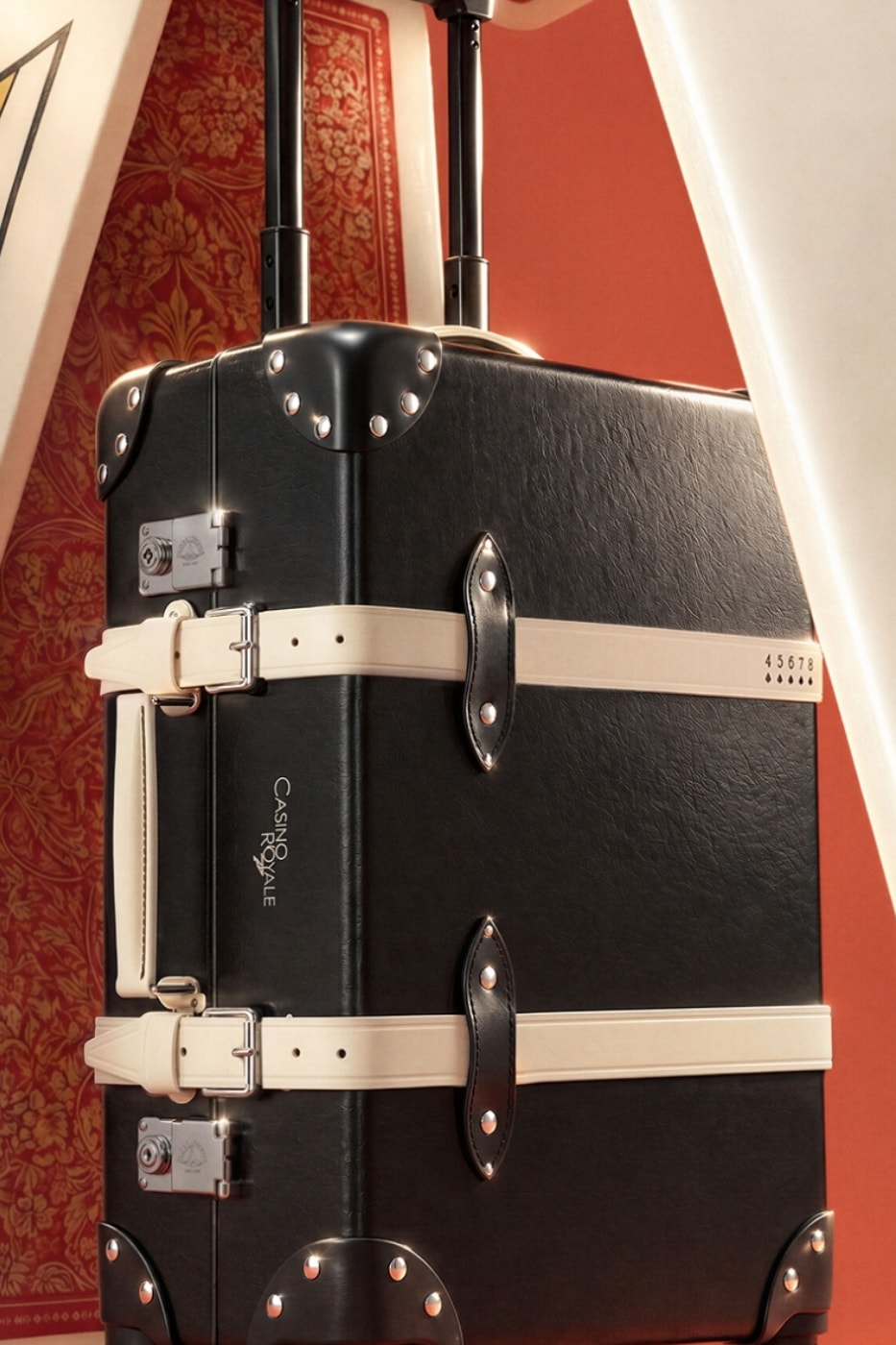 Krem kayışlı, numaralı Globe-Trotter Casino Royale bavulu