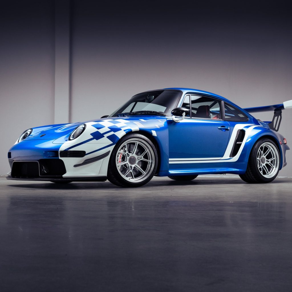 Alçak açıdan Porsche 993 tabanlı restomodun yan ön görünümü