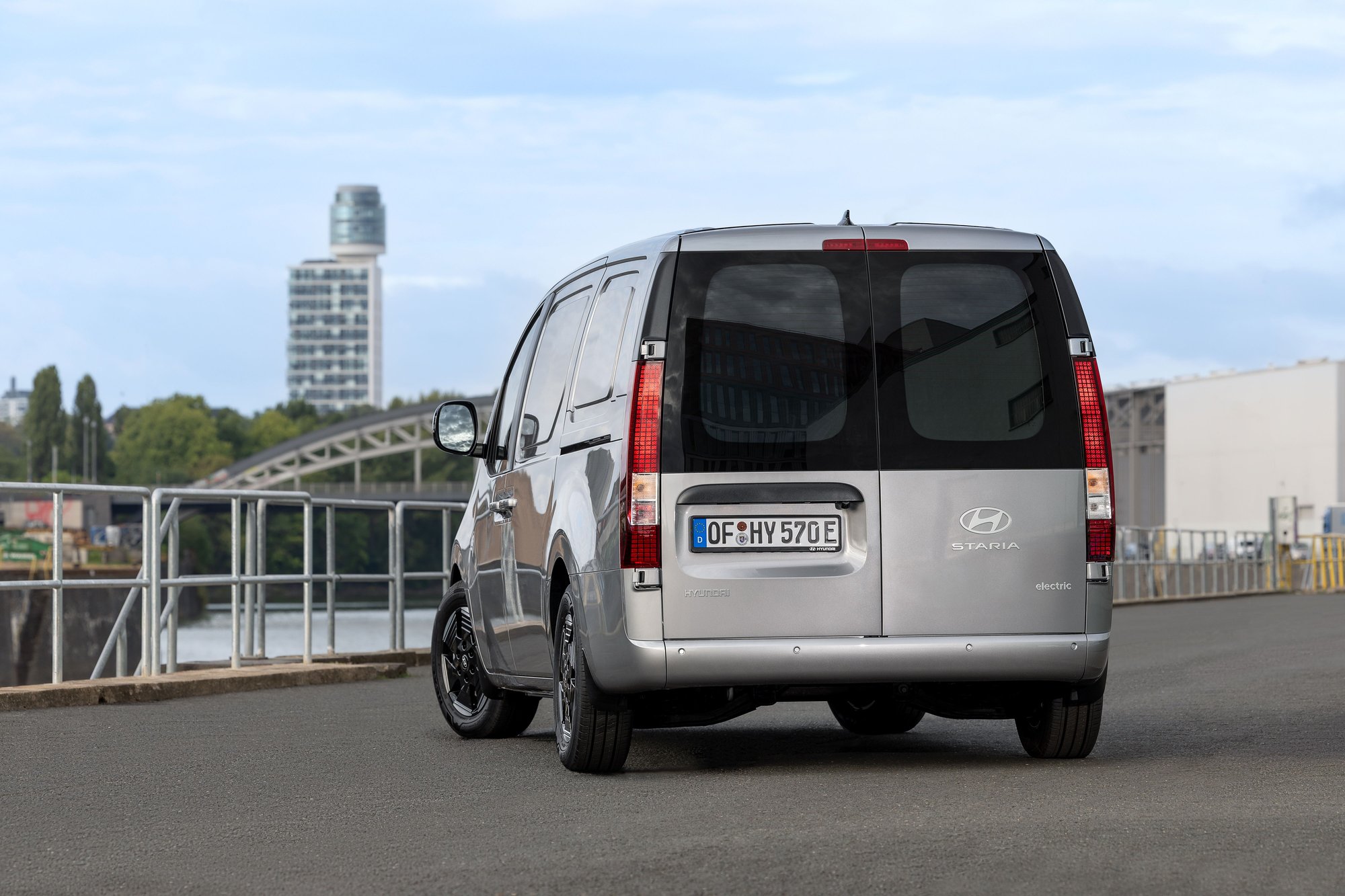 Çift kanatlı arka kapıları ve electric yazısıyla STARIA Cargo