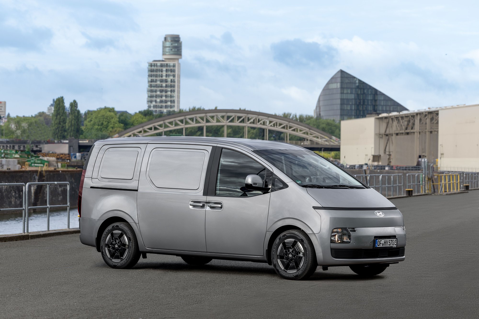 Nehir kıyısında park halindeki Hyundai STARIA Cargo panelvan