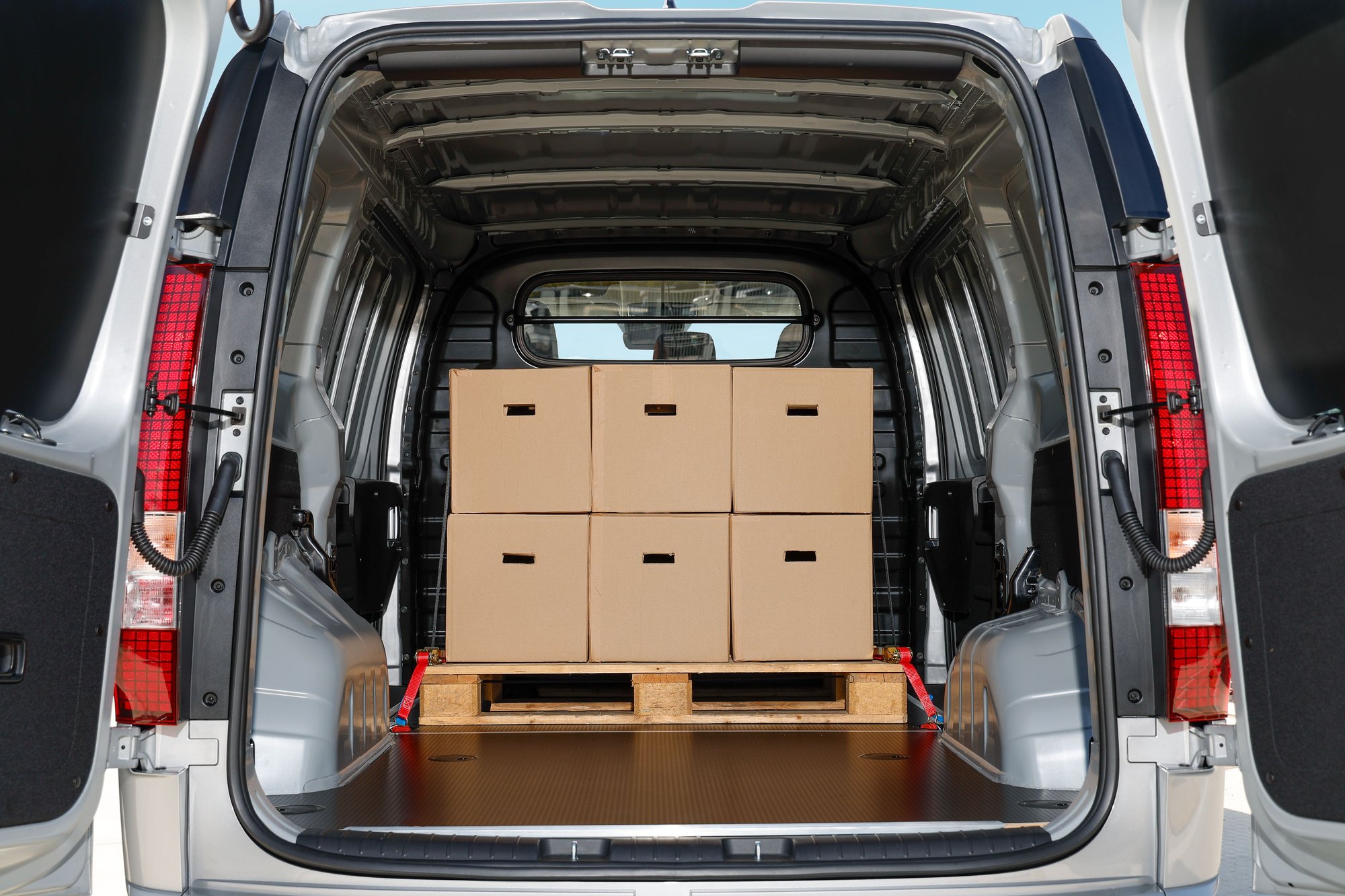 Hyundai STARIA Cargo yük alanında kolilerle dolu Euro palet