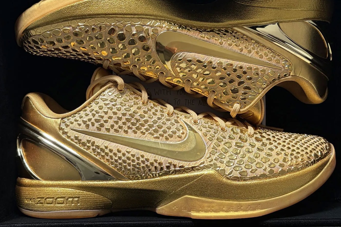 Jalen Brunson Kobe 6 Protro altın PE yakın çekim