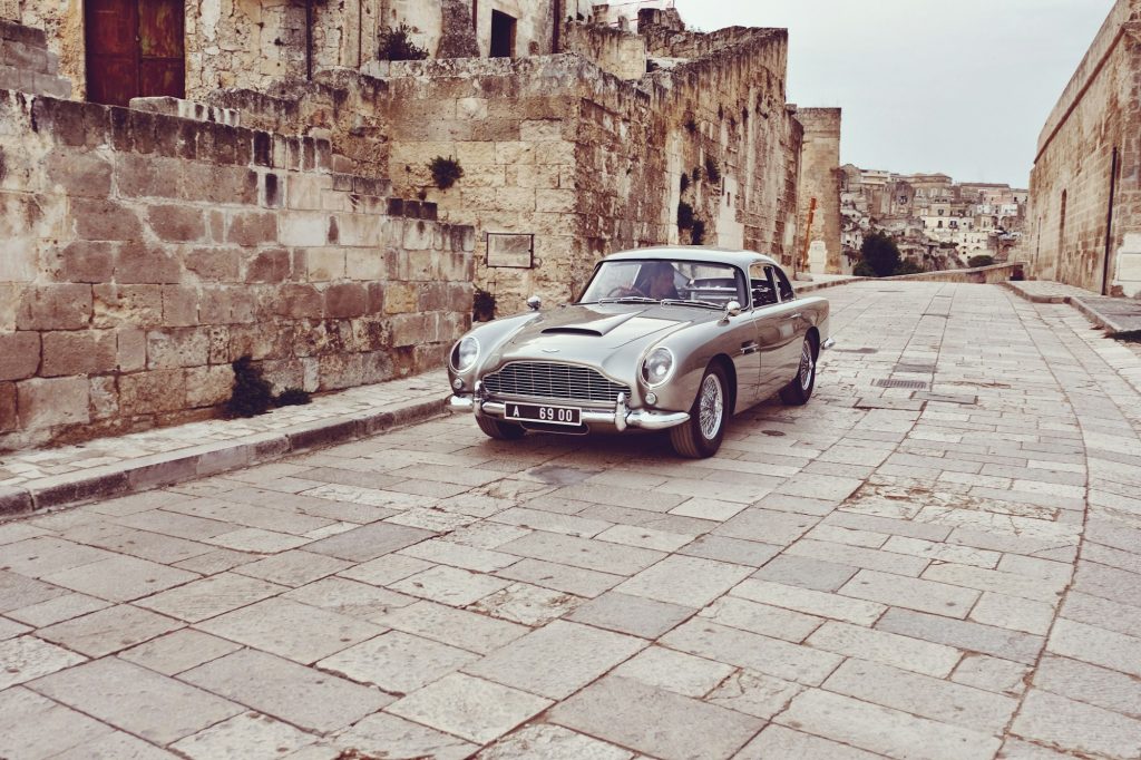 James Bond seçmeleri haberi için Matera’da gümüş Aston Martin DB5