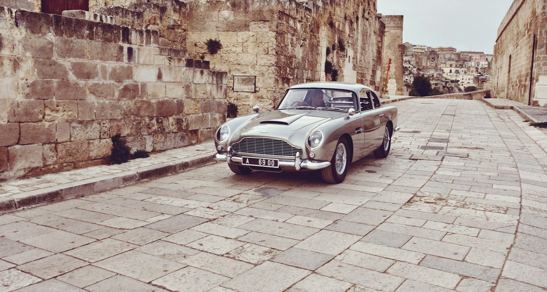 James Bond seçmeleri haberi için Matera’da gümüş Aston Martin DB5