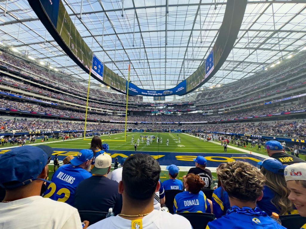 JAY-Z Super Bowl şovunun yapılacağı SoFi Stadium'da maç izleyen taraftarlar