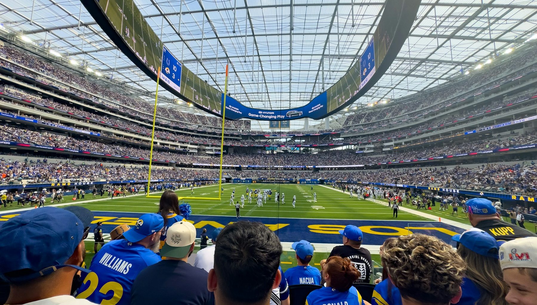 JAY-Z Super Bowl şovunun yapılacağı SoFi Stadium'da maç izleyen taraftarlar