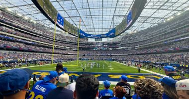 JAY-Z Super Bowl şovunun yapılacağı SoFi Stadium'da maç izleyen taraftarlar