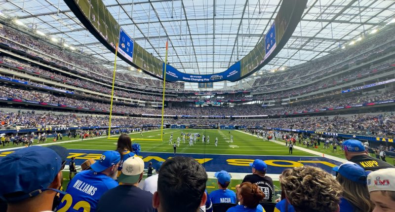 JAY-Z Super Bowl şovunun yapılacağı SoFi Stadium'da maç izleyen taraftarlar
