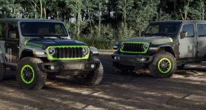 Yan yana iki renk düzeniyle Jeep Wrangler Switchback