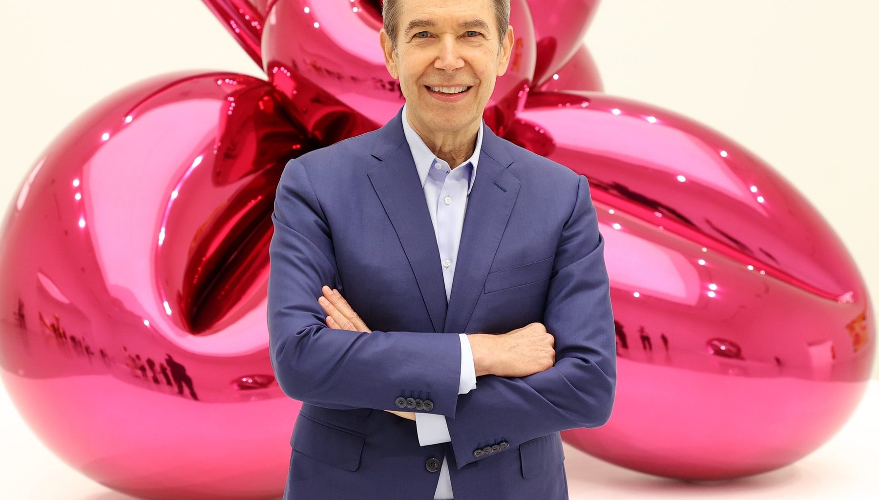 Jeff Koons pembe balon heykelinin önünde