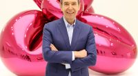 Jeff Koons pembe balon heykelinin önünde
