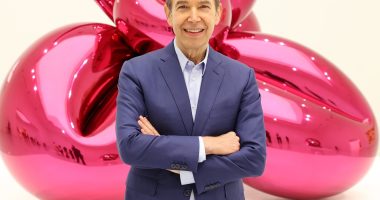 Jeff Koons pembe balon heykelinin önünde