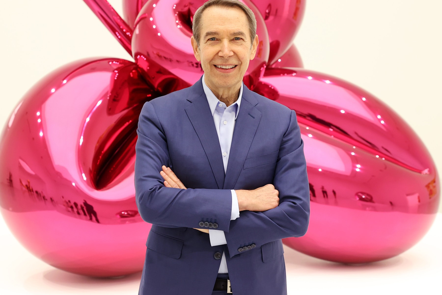 Jeff Koons pembe balon heykelinin önünde