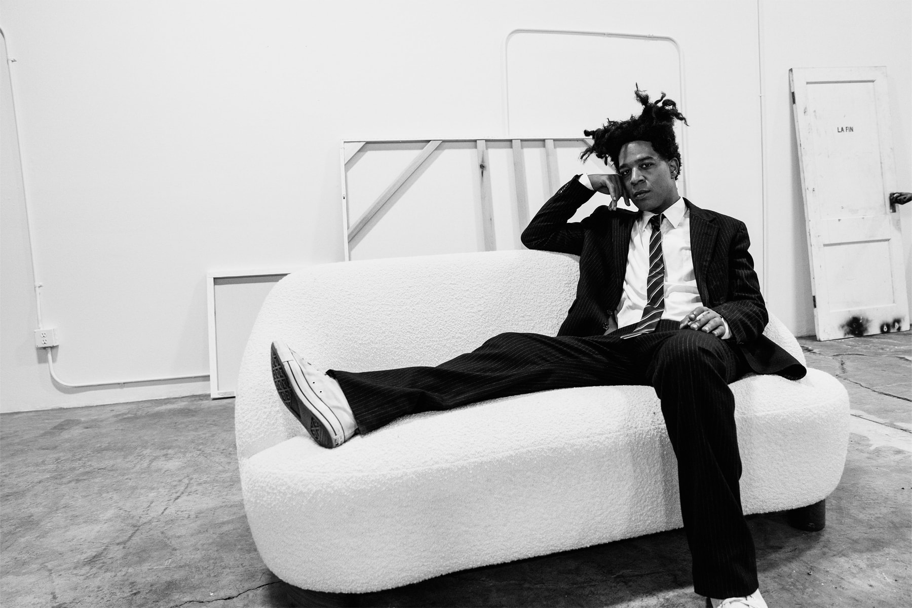 Kid Cudi Basquiat kostüm testinden kanepede bir kare