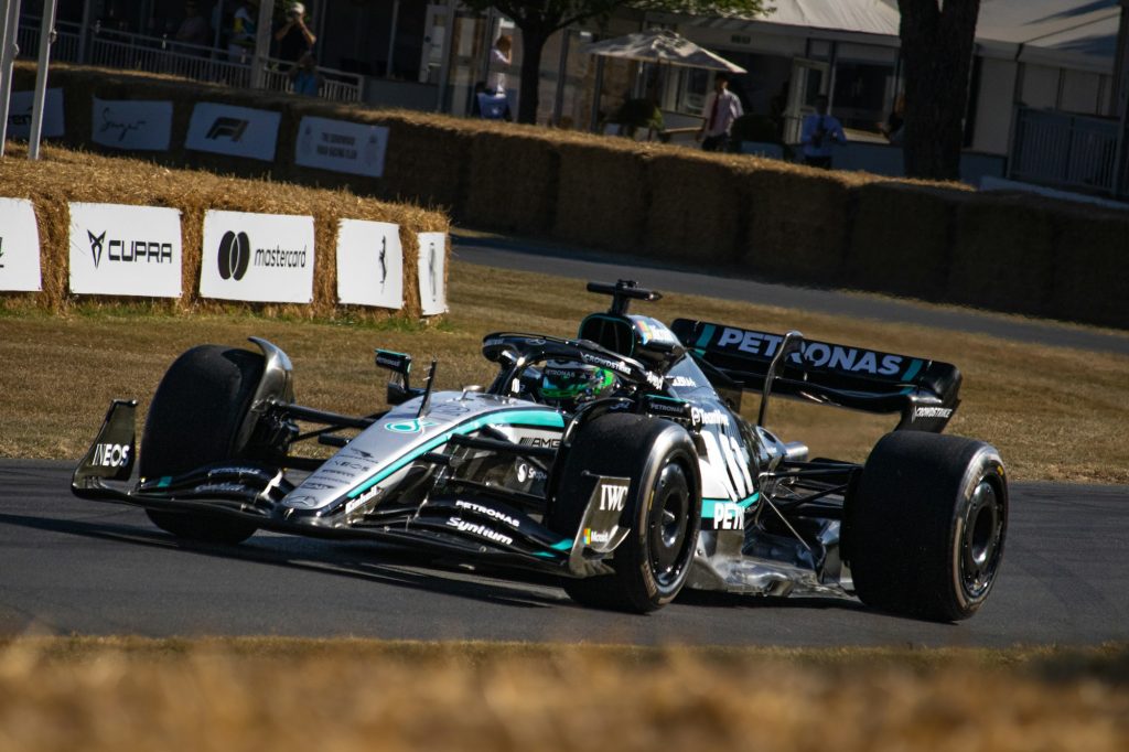 Antonelli Austin zaferi haberi için Mercedes Formula 1 aracı pistte