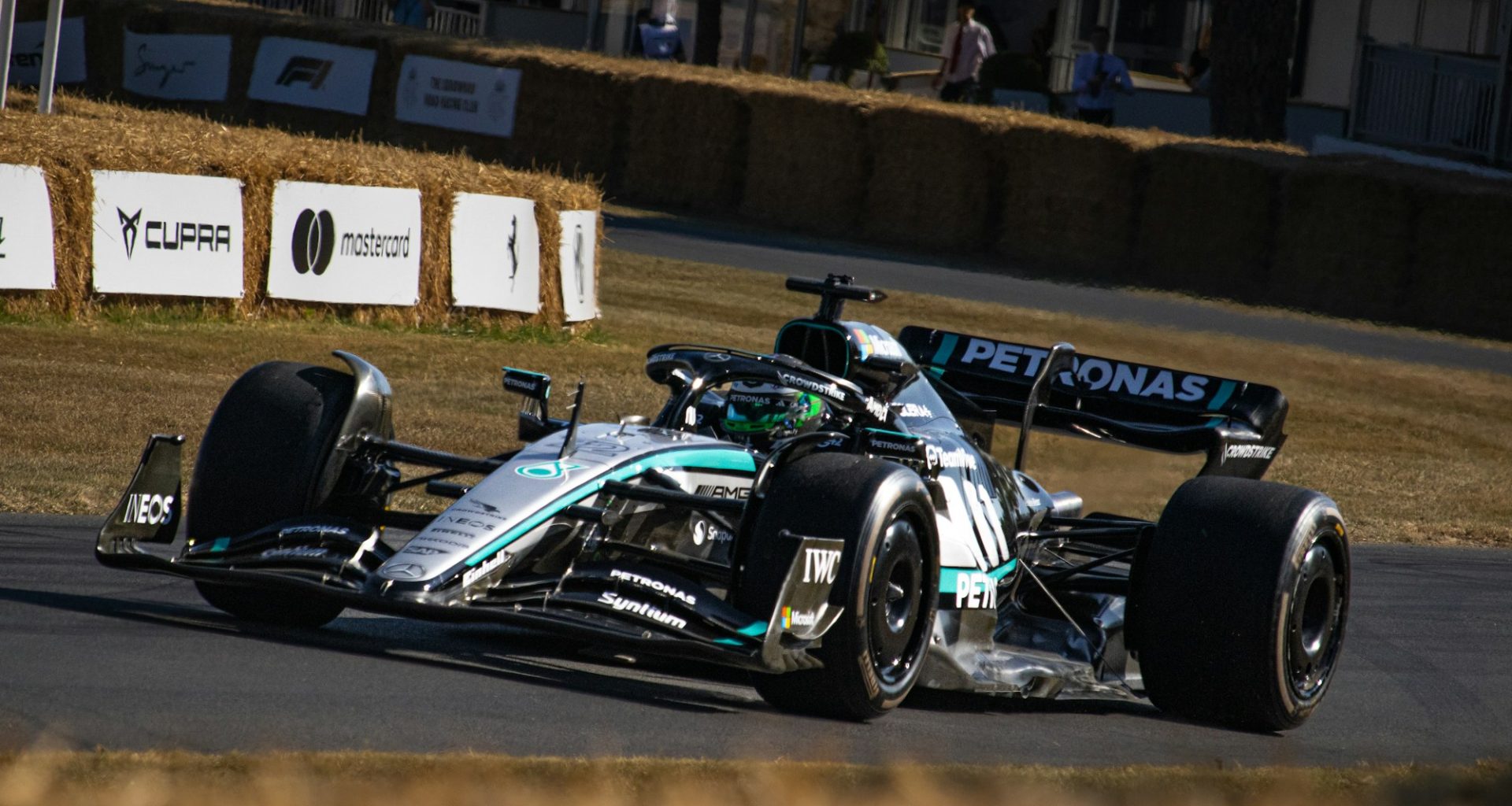 Antonelli Austin zaferi haberi için Mercedes Formula 1 aracı pistte
