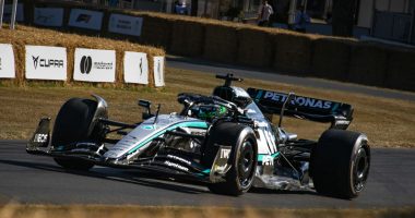 Antonelli Austin zaferi haberi için Mercedes Formula 1 aracı pistte