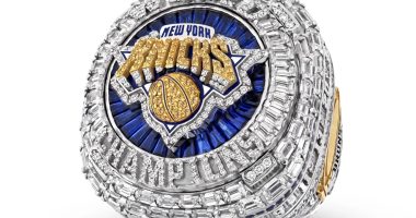 Knicks şampiyonluk yüzüğü üstten, Knicks logosu ve safirler