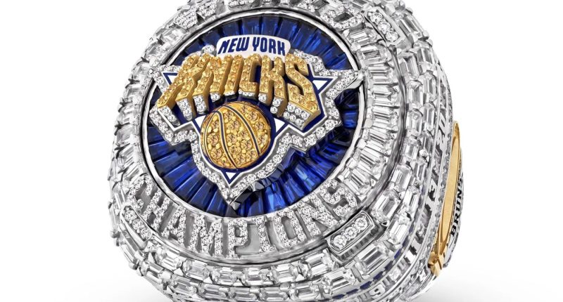 Knicks şampiyonluk yüzüğü üstten, Knicks logosu ve safirler