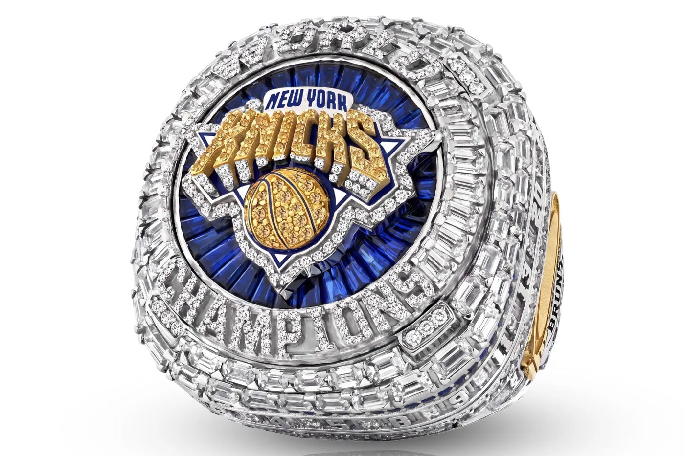 Knicks şampiyonluk yüzüğü üstten, Knicks logosu ve safirler