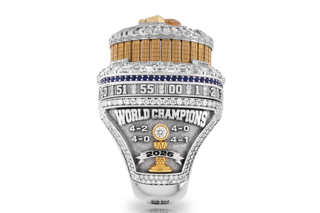 Knicks şampiyonluk yüzüğü WORLD CHAMPIONS yazılı yan görünüm