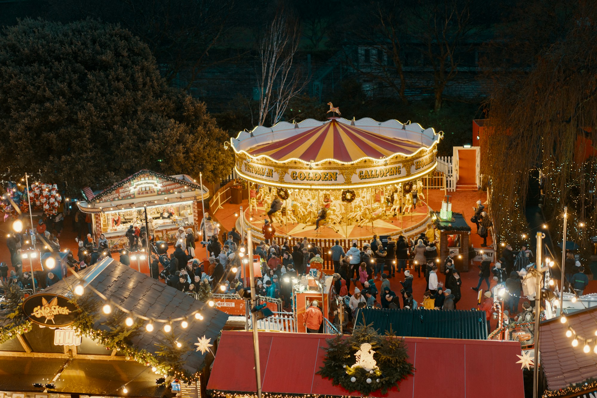 Kopenhag Tivoli’de Noel sezonunda ışıklı atlıkarınca