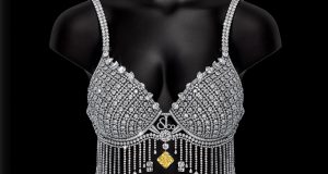 Kylie Jenner Fantasy Bra için Jacob & Co. imzalı elmas sütyen önden