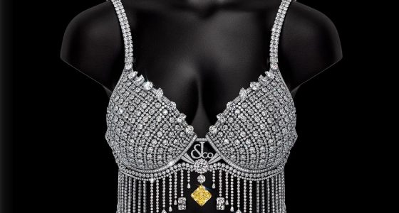 Kylie Jenner Fantasy Bra için Jacob & Co. imzalı elmas sütyen önden