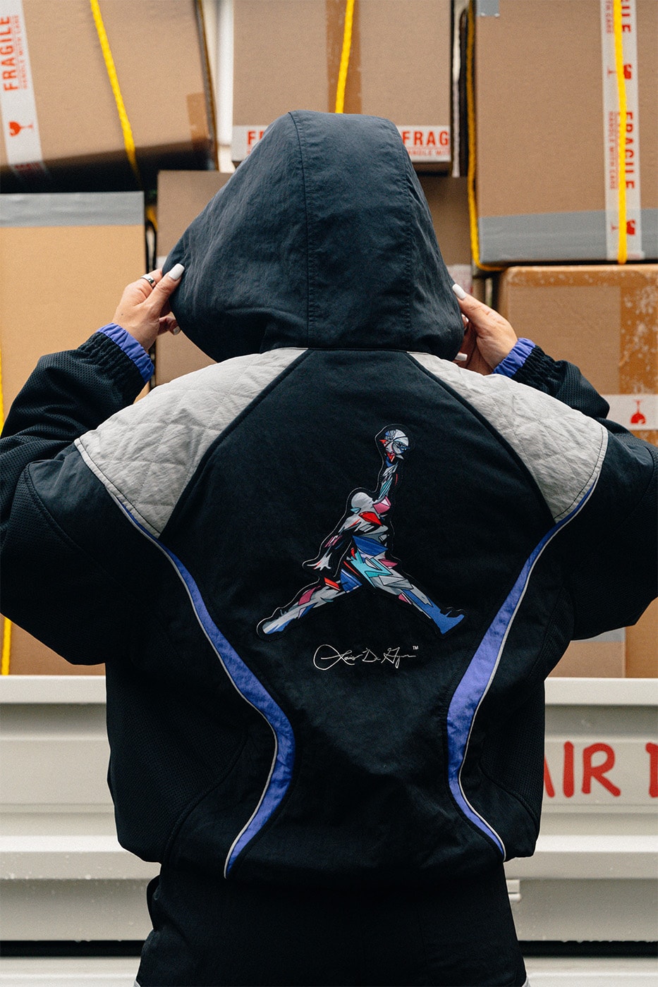 Louis De Guzman Jordan anorakının sırtında geometrik Jumpman figürü