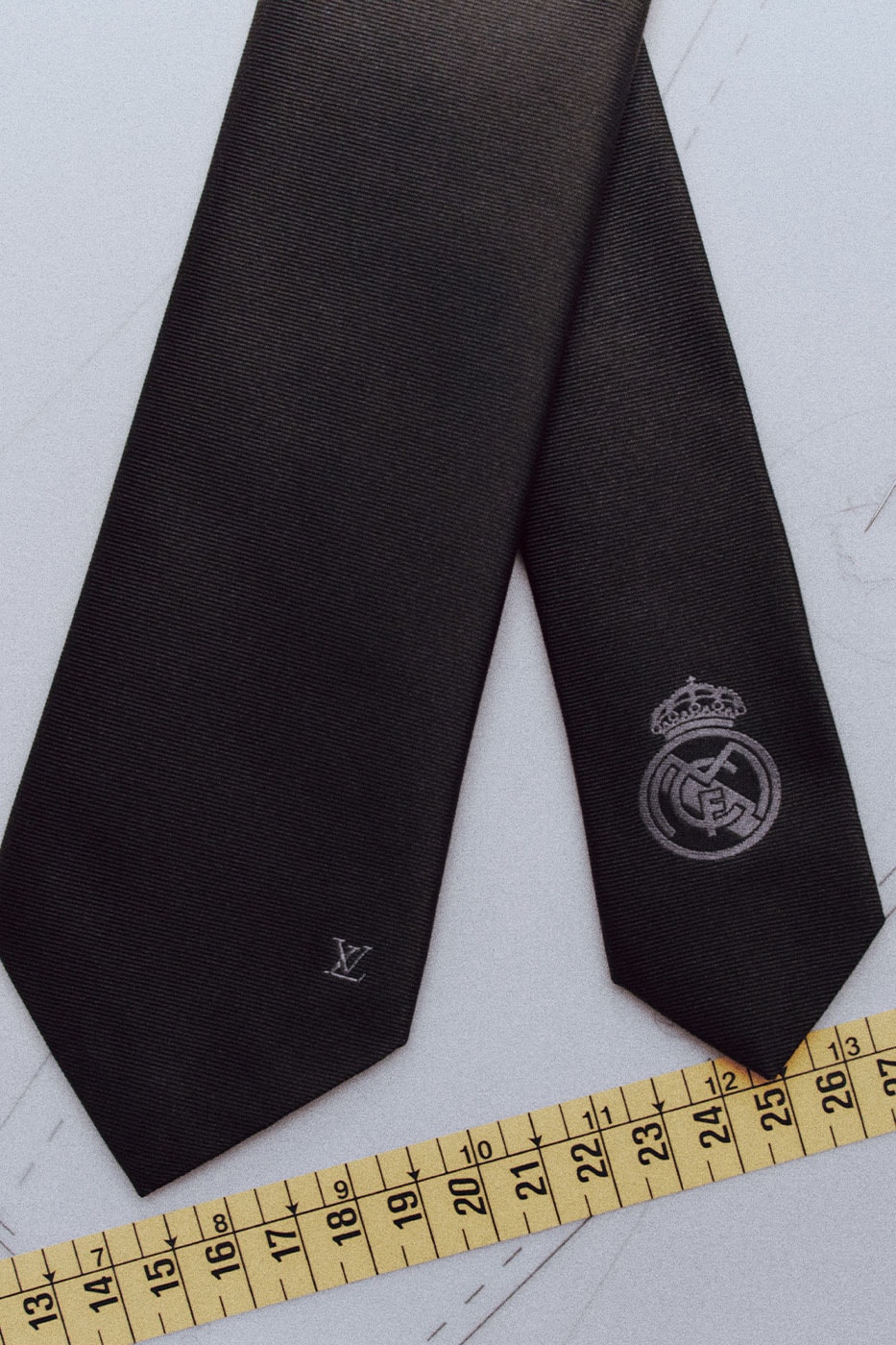 Louis Vuitton Real Madrid kravatı ve kulüp arması