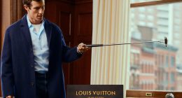 Lacivert paltoyla ofiste golf vuruşu