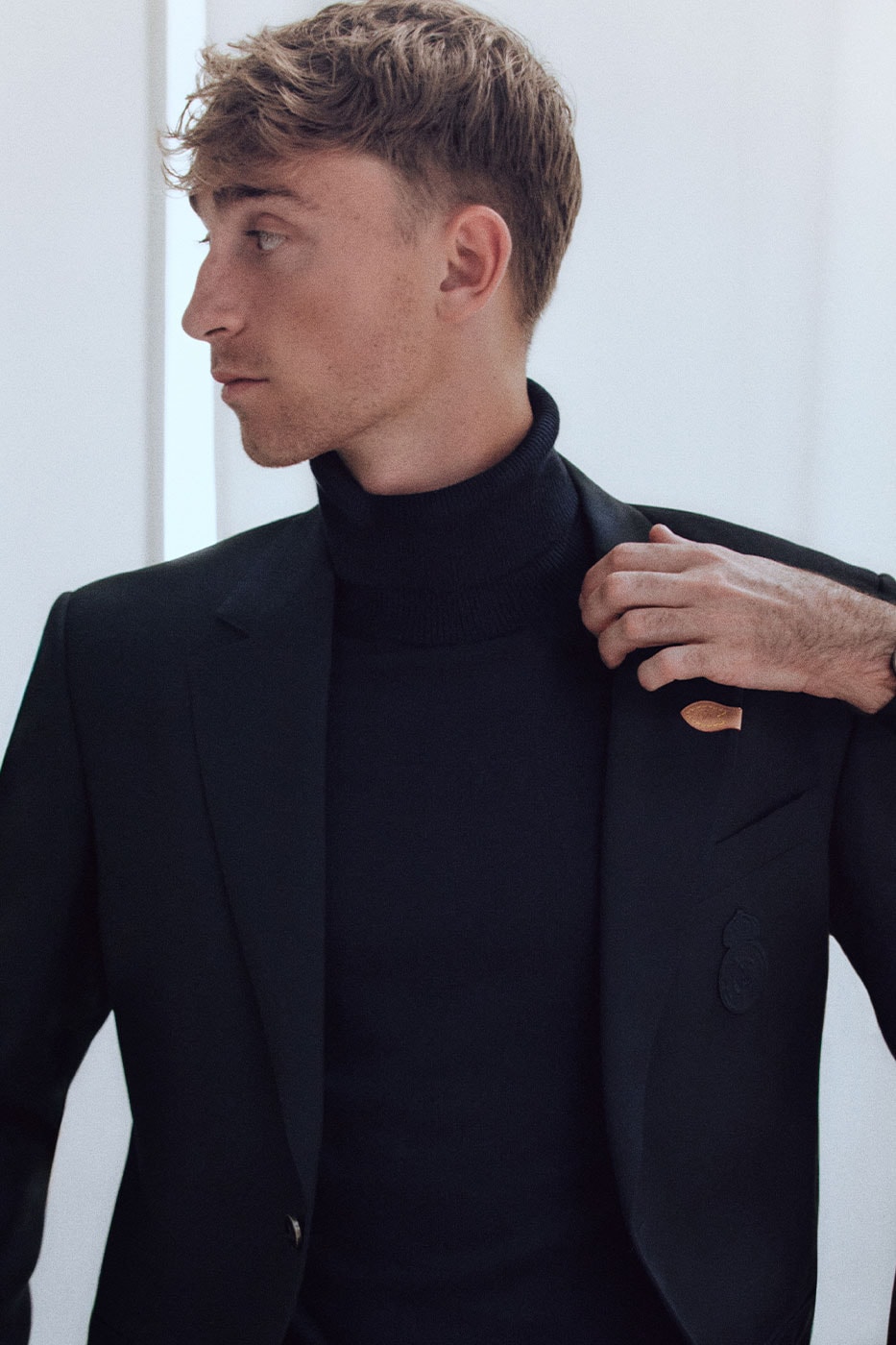 Siyah blazer ve balıkçı yaka kazak