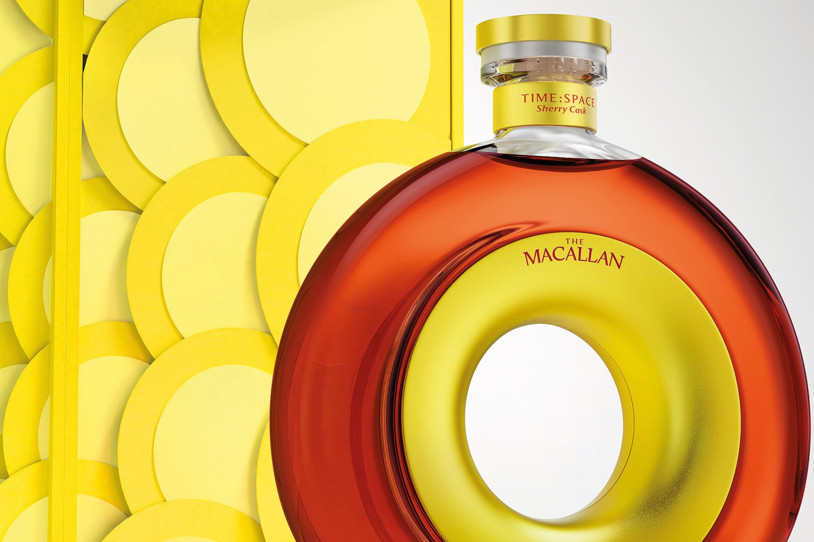 Dairesel Macallan şişesinin altın halkalı yakın plan görüntüsü