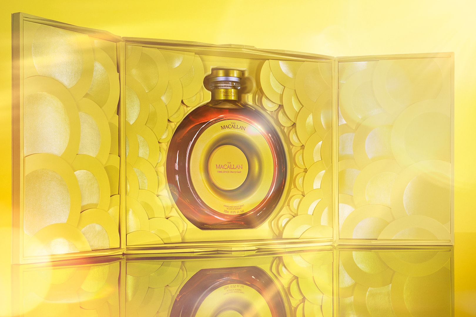 Altın tonlu sunum kutusunun içindeki Macallan Sherry Cask şişesi