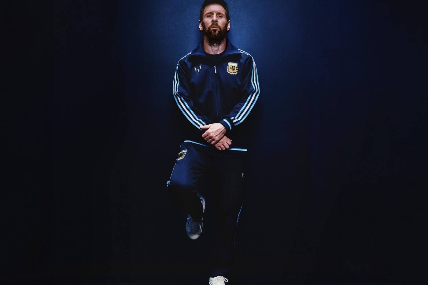 Lacivert Arjantin eşofmanıyla poz veren Messi